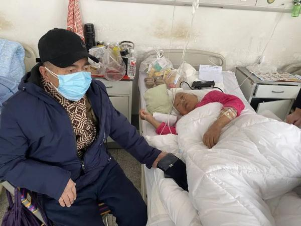 孙歌父亲看护病中奶奶 受访者供图