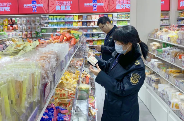 乳源瑶族自治县市场监管局执法人员对热销食品进行价格检查。游蔓莉 摄