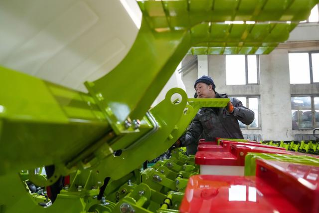 3月12日，在德邦大为（佳木斯）农机有限公司装配车间，工人装配气力式播种机。新华社记者 王建威 摄