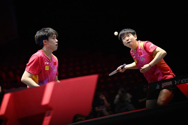3月13日，孙颖莎（右）/王楚钦在比赛中。新华社发（邓智炜摄）