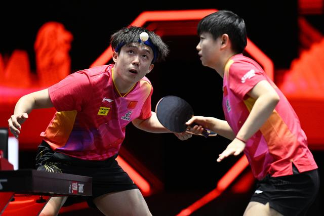 3月13日，孙颖莎/王楚钦（左）在比赛中。新华社发（邓智炜摄）