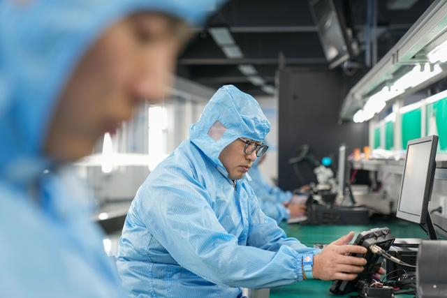 3月13日，在北大荒（佳木斯）精准农业科技有限公司生产线上，工作人员对生产的北斗自动驾驶仪进行测试。新华社记者 王建威 摄