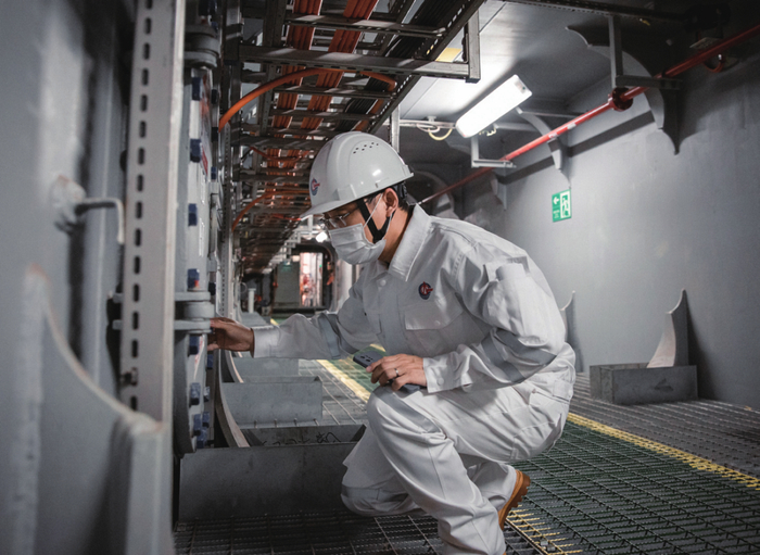 杨小龙检查压载舱内液位