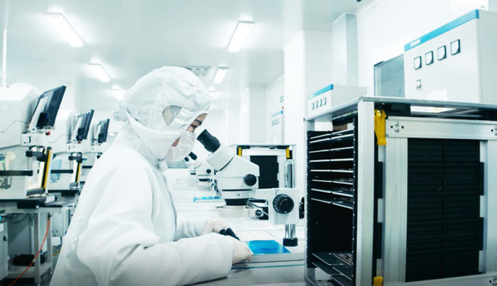 扬州市职业大学毕业生在比亚迪公司工作的场景。乔云 摄