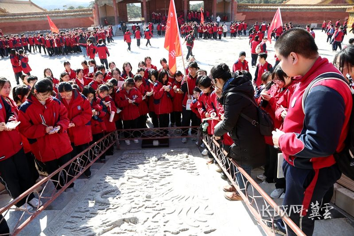3月11日，易县第三中学学生在清西陵开展研学活动。赵骏摄