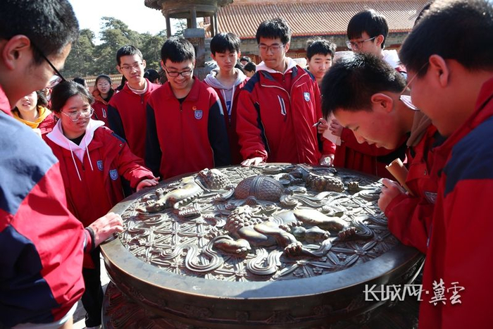 3月11日，易县第三中学学生在清西陵开展研学活动。赵骏摄