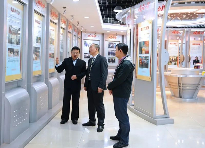 余强兵（左一）