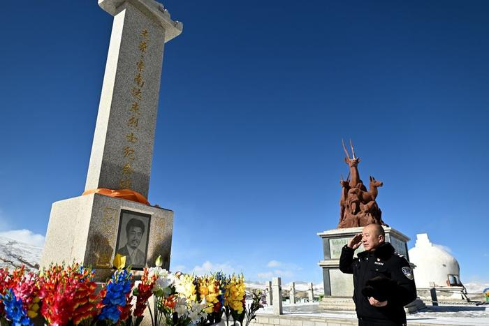 1月18日，可可西里森林公安局巡山队员赵新录在昆仑山口索南达杰纪念碑前敬礼。（张宏祥 摄）