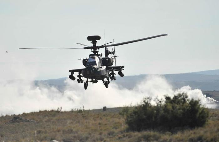 2015年11月4日，在西班牙萨拉戈萨举行的陆空联合作战演习中，“阿帕奇”武装直升机进入演习区域。新华社记者谢海宁摄