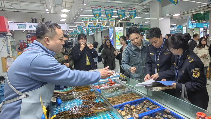 “你我同查”活动走进农贸市场。徐文智