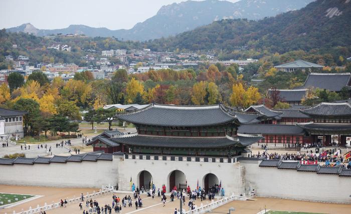   这是2023年11月5日拍摄的韩国首尔市光化门广场附近的景色。新华社记者姚琪琳摄
