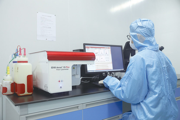 罗丽芬集团实验员进行细胞分析。