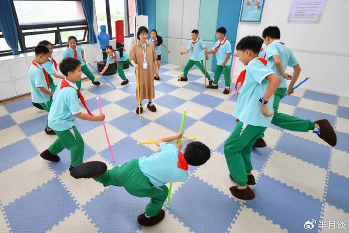 学生在心理健康辅导老师的带领下做游戏 陈泽国 摄