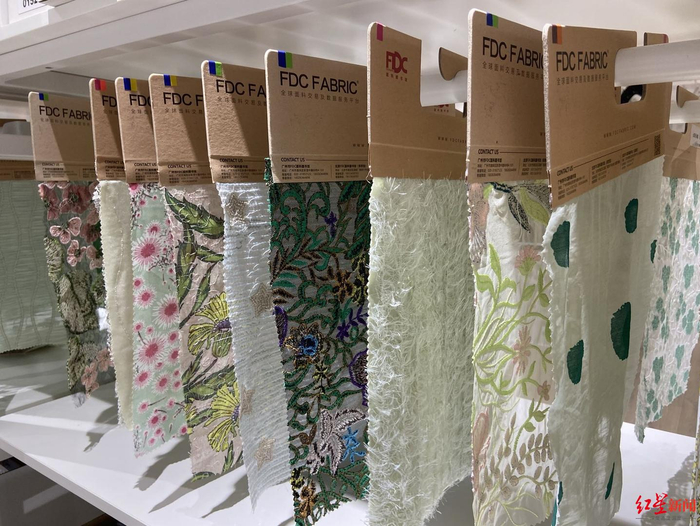 ▲面料图书馆的实物料卡