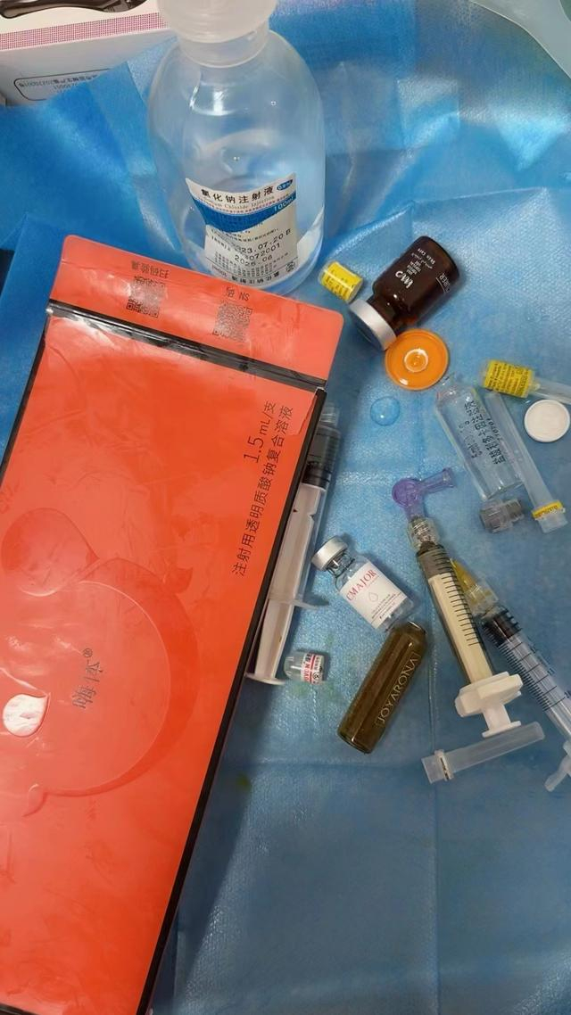 记者走访时，莉莉美甲店内为客人打完美容针的桌面。 新京报贝壳财经记者 赵方园 摄