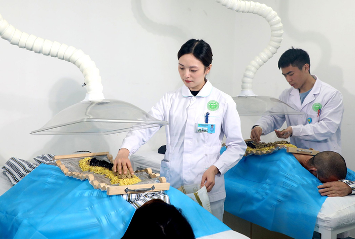 潼南区中医院推拿康复科开展三九灸治疗。 余晓摄