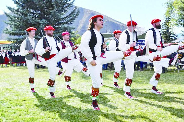 图片说明： 当地人在跳巴斯克舞。