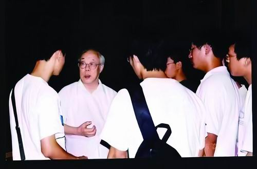 在北京青少年科技俱乐部，王绶琯（左二）与学生会员会谈。