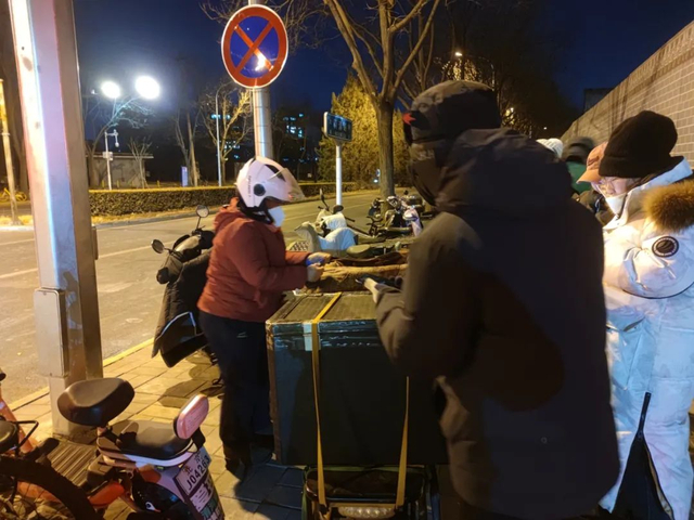 △陈秀凤分发烤鹅腿