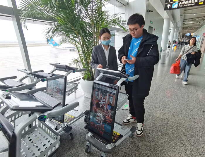 航旅小U智能设备在机场内高效运营，无疑为旅客的候机体验注入了新的活力。