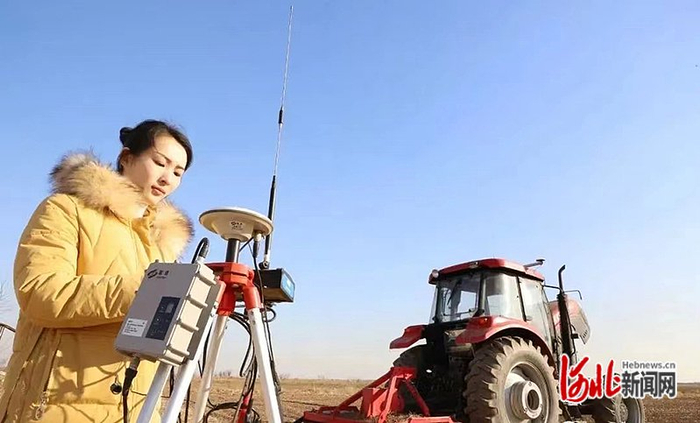 2月21日，张宸在田间调试设备。受访者供图