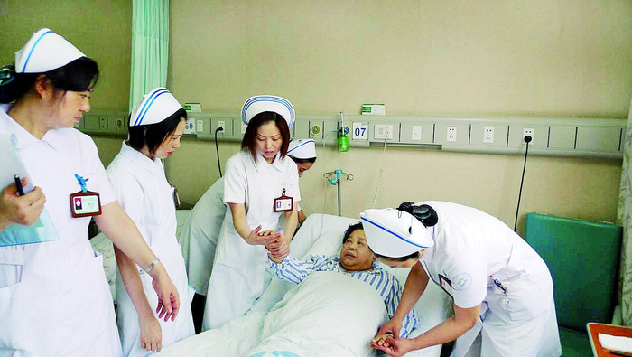     细心为患者检查身体