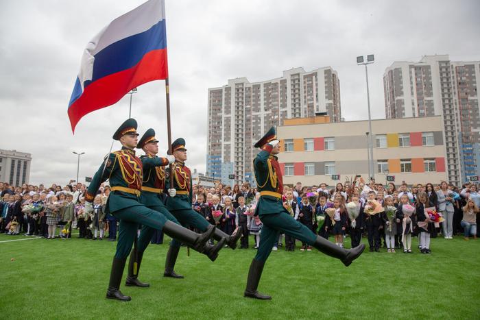   2023年9月1日，俄罗斯圣彼得堡第362学校开学典礼上举行升旗仪式。新华社发（莫京娜 摄）