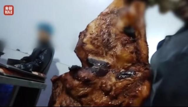 未经严格处理的槽头肉用于制作梅菜扣肉预制菜。  图源：央视3·15晚会