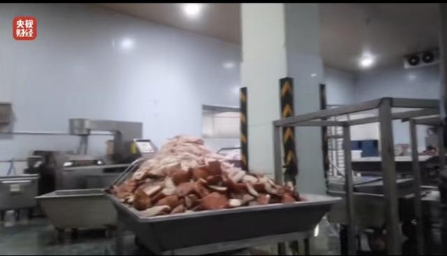 在某预制菜生产车间，生肉和熟肉堆在一起。  图源：央视3·15晚会