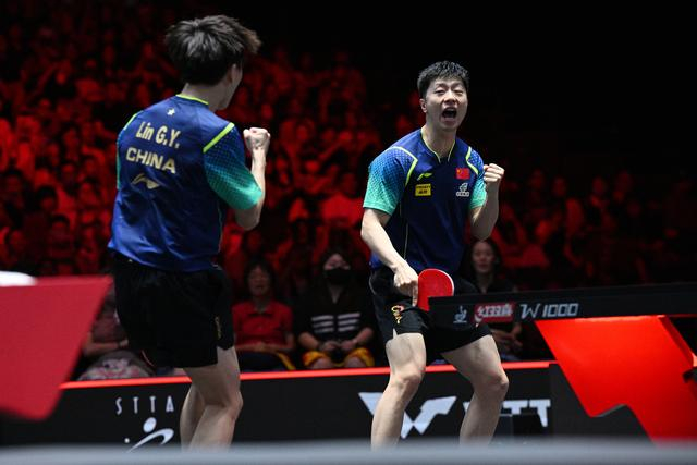 3月16日，林高远/马龙（右）在赢得比赛后庆祝。新华社发（邓智炜摄）