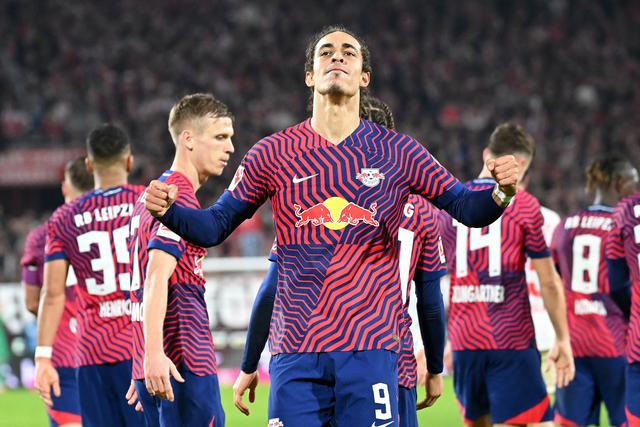 3月15日，莱比锡队球员波尔森（前）攻入本队第五球后庆祝。新华社发（乌尔里希·胡夫纳格尔摄）