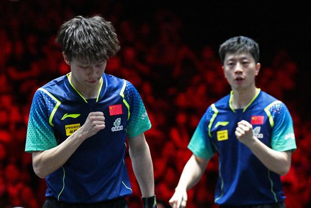 3月16日，林高远（左）/马龙在比赛中庆祝。新华社发（邓智炜摄）