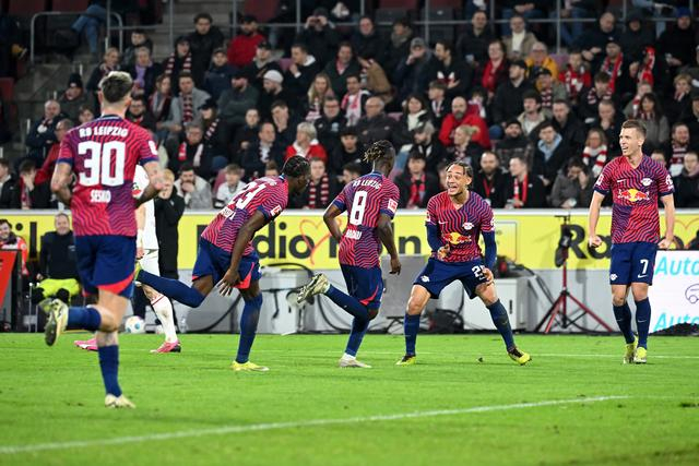 3月15日，莱比锡队球员海德拉（中）攻入本队第四球后与队友庆祝。新华社发（乌尔里希·胡夫纳格尔摄）