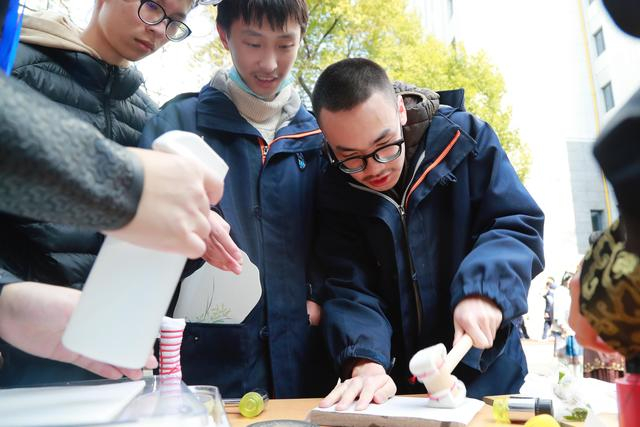 自制大漆团扇,投壶,舞狮……这个校园里的集市是这样的|团扇|大漆