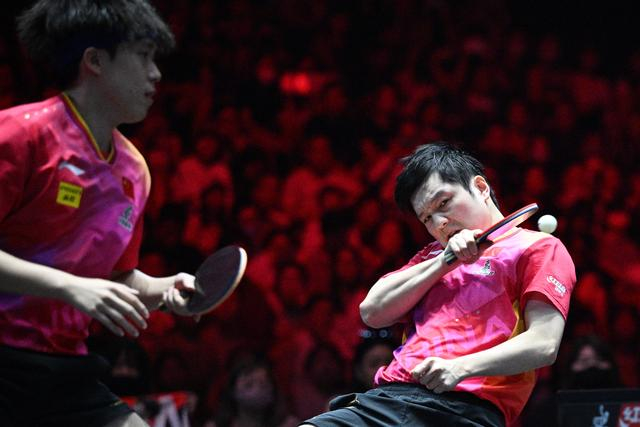 3月16日，樊振东（右）/王楚钦在比赛中。新华社发（邓智炜摄）
