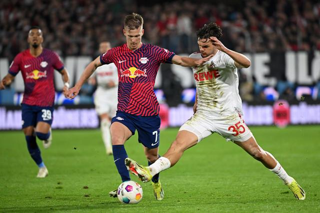 3月15日，科隆队球员芬克格雷费（右）与莱比锡队球员奥尔莫在比赛中拼抢。新华社发（乌尔里希·胡夫纳格尔摄）