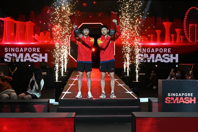 3月16日，冠军林高远（左）/马龙在颁奖仪式上捧杯庆祝。新华社发（邓智炜摄）