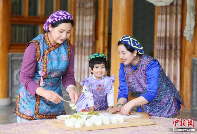 2022年5月25日，临夏州积石山县，保安族民众在制作民族美食麦穗包子。高展 摄