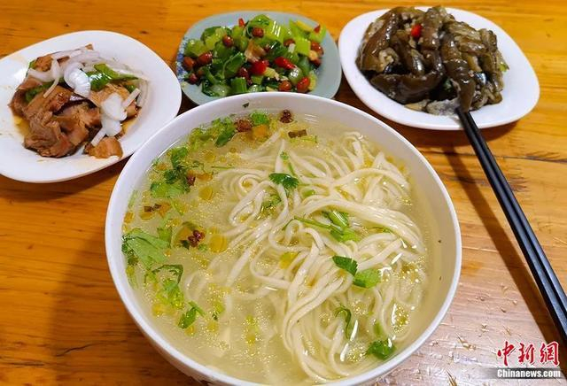 图为甘肃特色美食浆水面和配菜。刘玉桃 摄