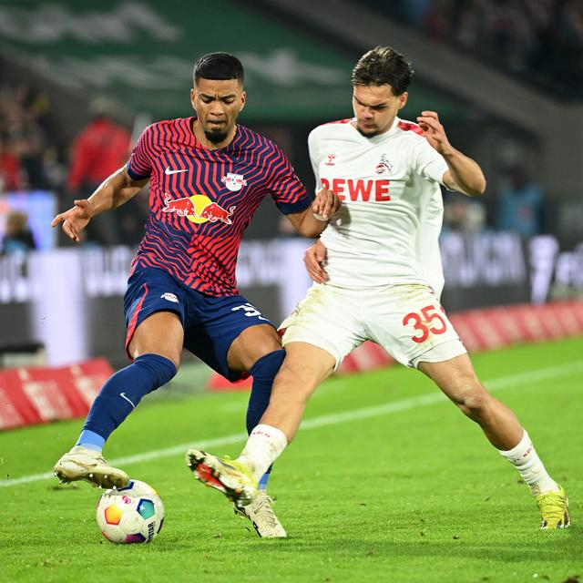 3月15日，科隆队球员芬克格雷费（右）与莱比锡队球员亨里希斯在比赛中拼抢。新华社发（乌尔里希·胡夫纳格尔摄）