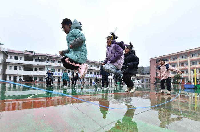 在桂林市全州县蕉江瑶族乡中心小学，大源村的孩子们在操场上玩耍（2024年2月28日摄）。新华社记者 黄孝邦 摄