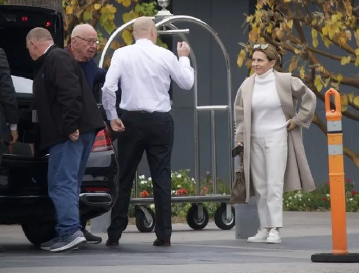 默多克（左二）与埃琳娜（右一）同框。图源：Profimedia