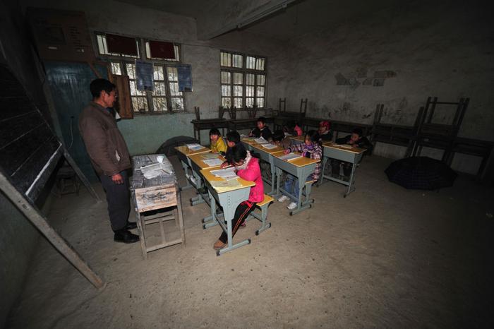 在桂林市全州县蕉江瑶族乡大源小学，师生们在教室里上课（2011年1月10日摄）。新华社记者 黄孝邦 摄