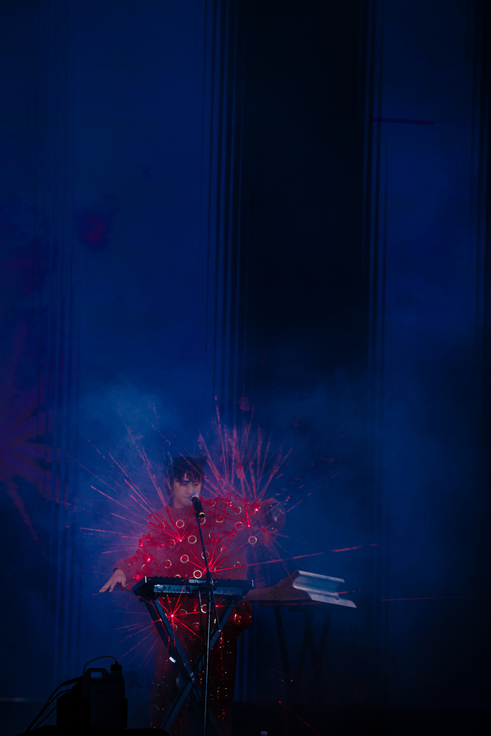 新裤子乐队庞宽身着“高定服装”