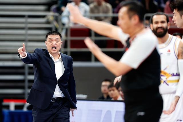 3月17日，北京控股队主教练闵鹿蕾（左一）在比赛中。新华社记者 王丽莉 摄