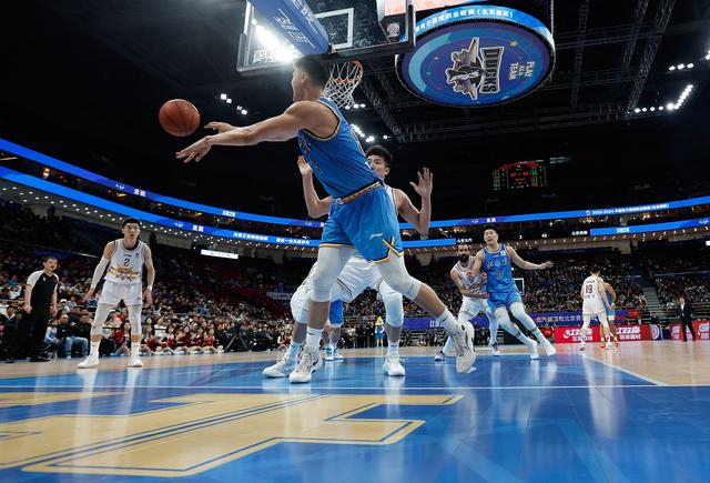 3月17日，北京北汽队球员范子铭（前）在比赛中传球。新华社记者 王丽莉 摄