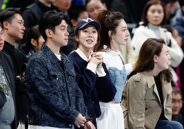 3月17日，观众在场边观看比赛。新华社记者 王丽莉 摄