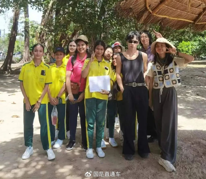 🔹王涛在泰国旅居时接受泰国学生采访，为他们介绍中国文化和生活。王涛供图