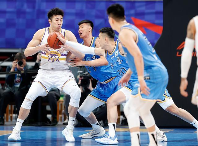 3月17日，北京北汽队球员范子铭（左二）、翟晓川（左三）在比赛中防守北京控股队球员邹雨宸（左一）。新华社记者 王丽莉 摄