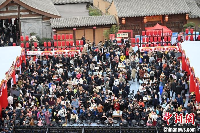 　　3月16日，为期八天的天水麻辣烫“吃货节”在甘肃天水举行，吸引各地游客吃美食、看美景、逛龙城。九美旦增 摄